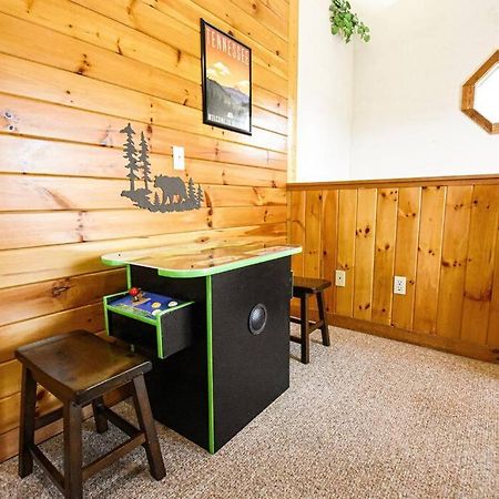 Four Private Suites - Hot Tub - Arcade - Fast Wi-Fi - One Minute To Parkway Fun Pigeon Forge Exterior foto
