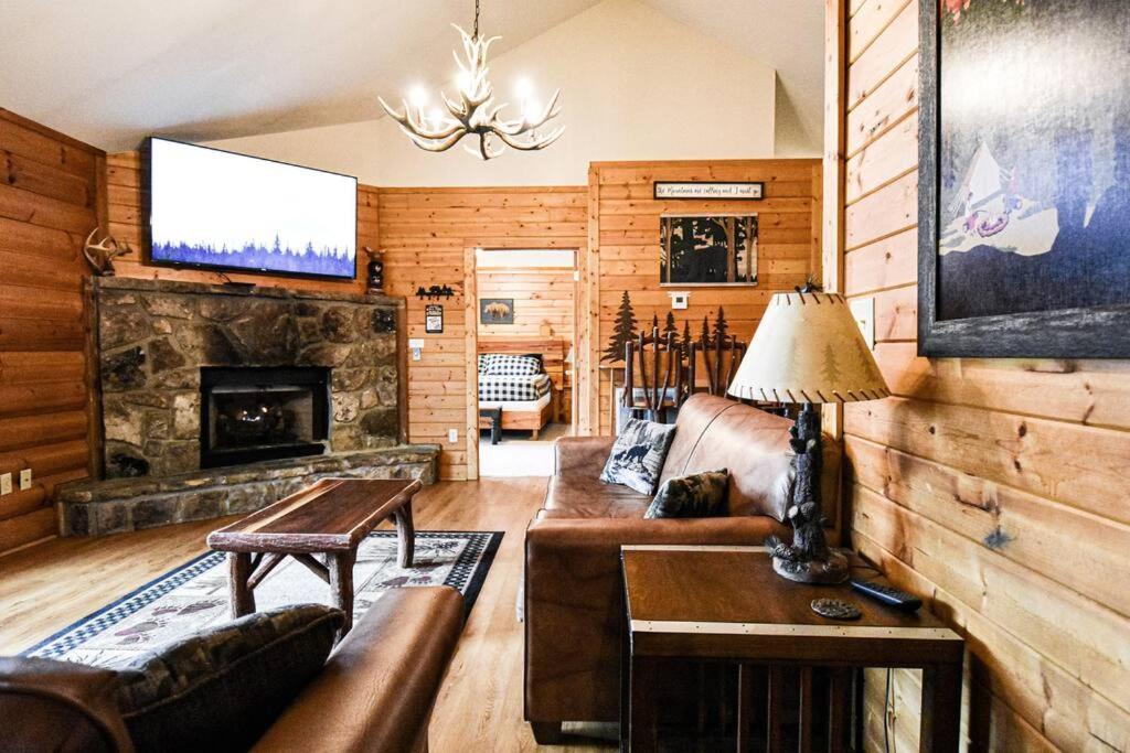 Four Private Suites - Hot Tub - Arcade - Fast Wi-Fi - One Minute To Parkway Fun Pigeon Forge Exterior foto