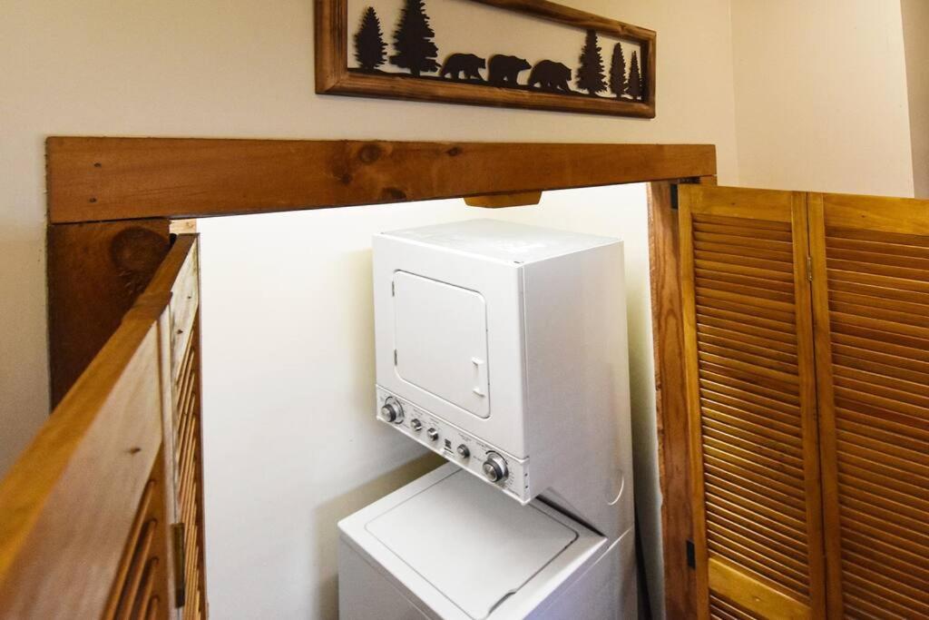 Four Private Suites - Hot Tub - Arcade - Fast Wi-Fi - One Minute To Parkway Fun Pigeon Forge Exterior foto