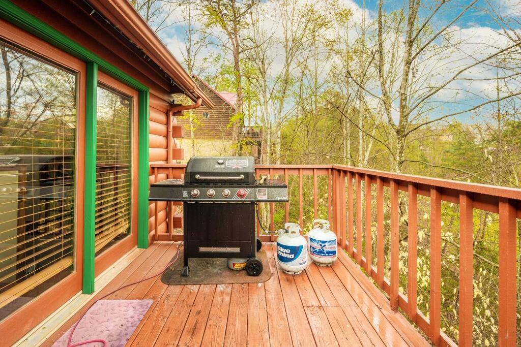 Four Private Suites - Hot Tub - Arcade - Fast Wi-Fi - One Minute To Parkway Fun Pigeon Forge Exterior foto