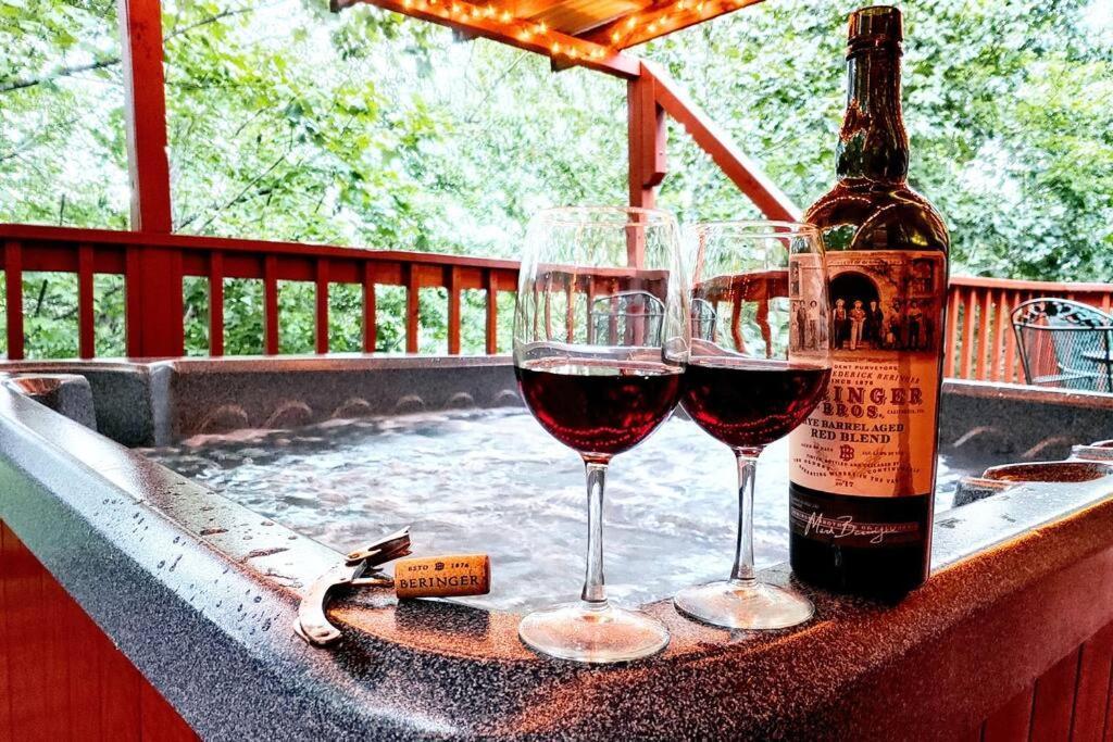 Four Private Suites - Hot Tub - Arcade - Fast Wi-Fi - One Minute To Parkway Fun Pigeon Forge Exterior foto