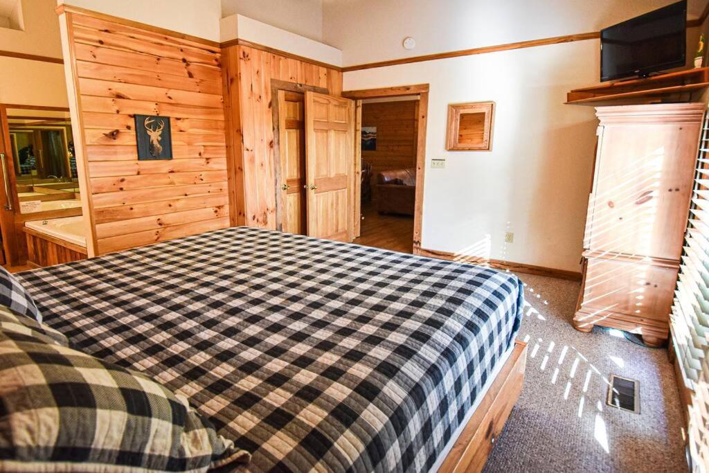 Four Private Suites - Hot Tub - Arcade - Fast Wi-Fi - One Minute To Parkway Fun Pigeon Forge Exterior foto