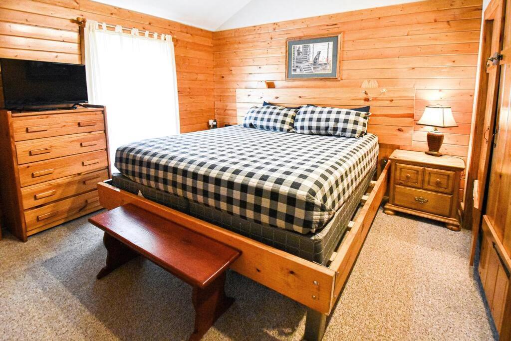 Four Private Suites - Hot Tub - Arcade - Fast Wi-Fi - One Minute To Parkway Fun Pigeon Forge Exterior foto
