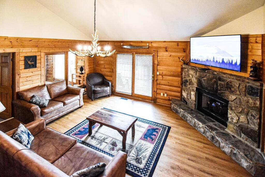 Four Private Suites - Hot Tub - Arcade - Fast Wi-Fi - One Minute To Parkway Fun Pigeon Forge Exterior foto
