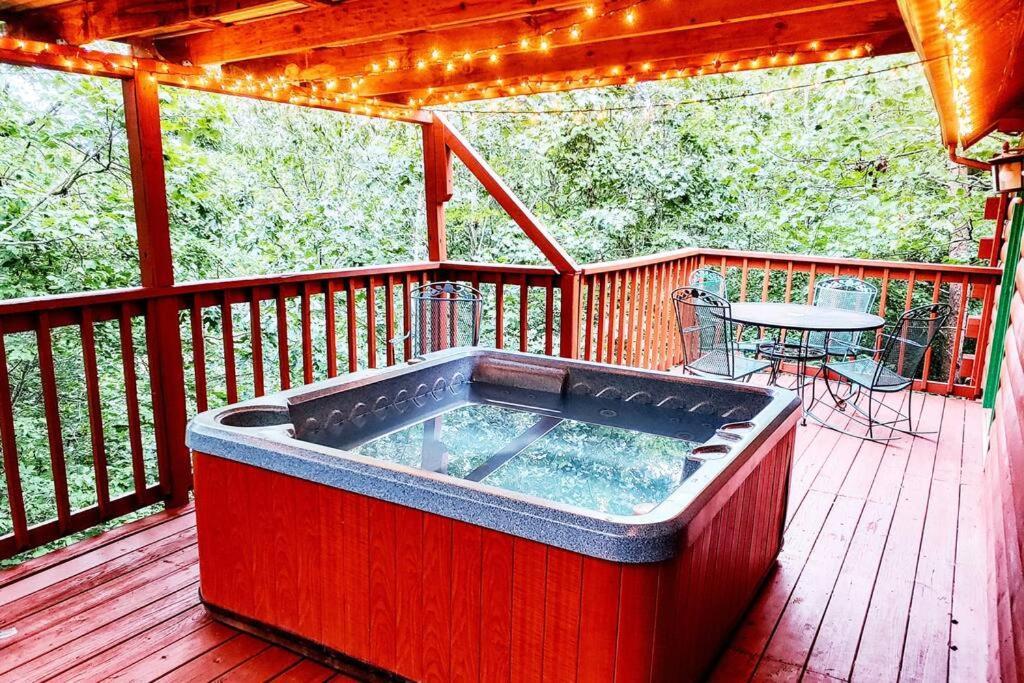 Four Private Suites - Hot Tub - Arcade - Fast Wi-Fi - One Minute To Parkway Fun Pigeon Forge Exterior foto