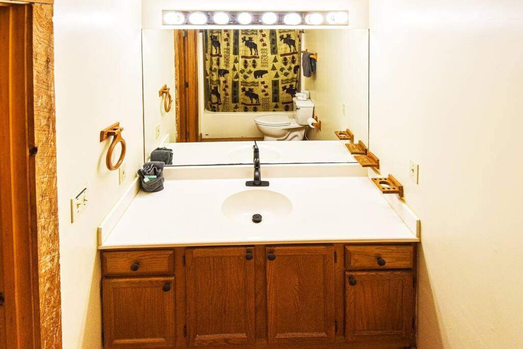 Four Private Suites - Hot Tub - Arcade - Fast Wi-Fi - One Minute To Parkway Fun Pigeon Forge Exterior foto