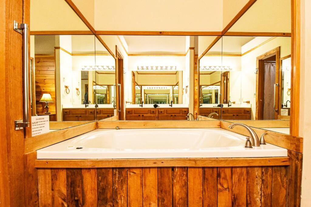 Four Private Suites - Hot Tub - Arcade - Fast Wi-Fi - One Minute To Parkway Fun Pigeon Forge Exterior foto
