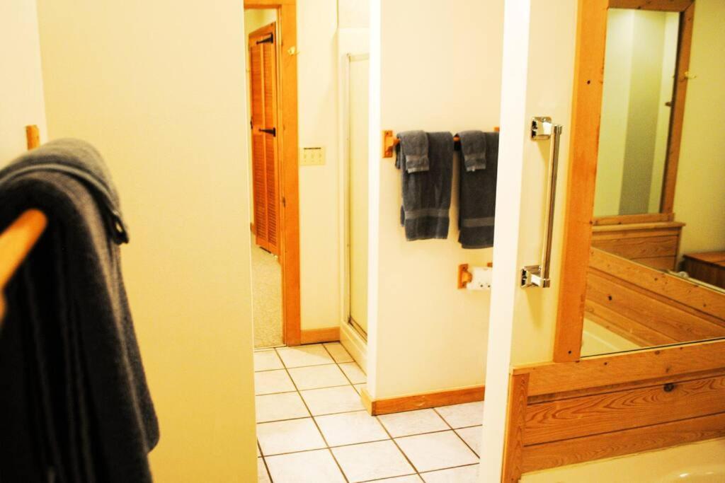Four Private Suites - Hot Tub - Arcade - Fast Wi-Fi - One Minute To Parkway Fun Pigeon Forge Exterior foto