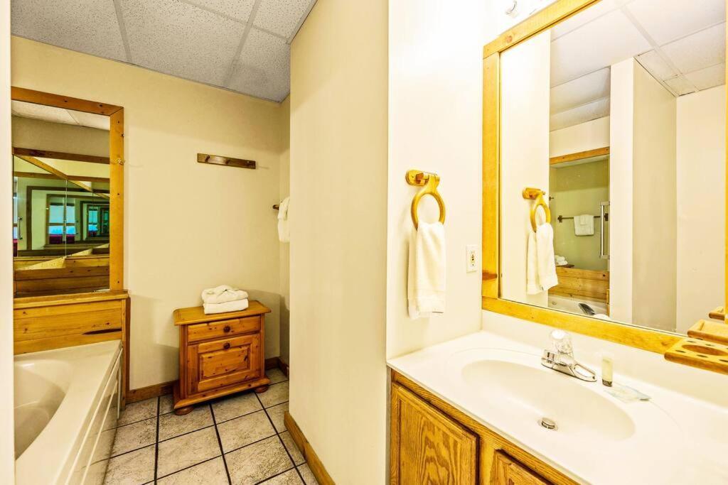 Four Private Suites - Hot Tub - Arcade - Fast Wi-Fi - One Minute To Parkway Fun Pigeon Forge Exterior foto