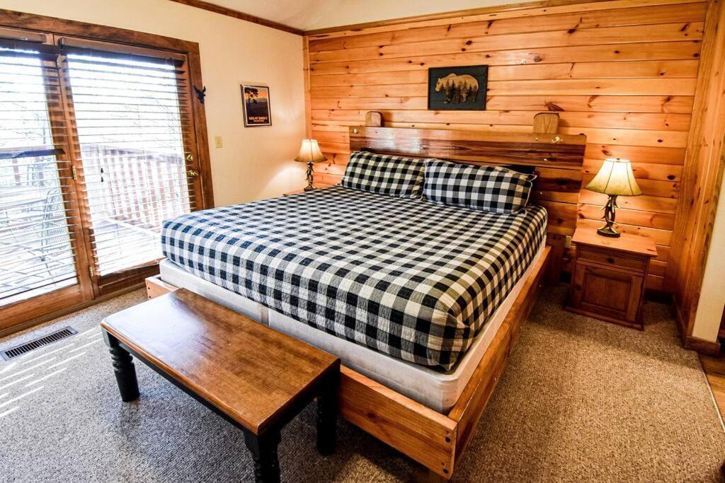 Four Private Suites - Hot Tub - Arcade - Fast Wi-Fi - One Minute To Parkway Fun Pigeon Forge Exterior foto