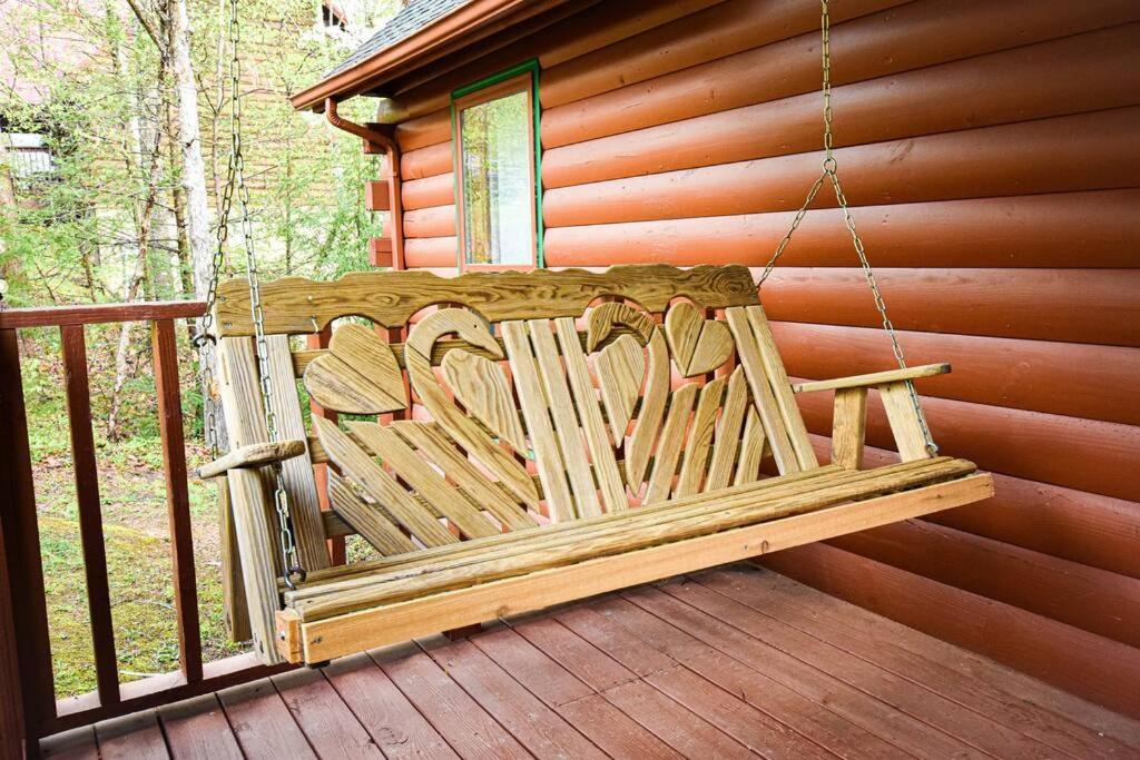 Four Private Suites - Hot Tub - Arcade - Fast Wi-Fi - One Minute To Parkway Fun Pigeon Forge Exterior foto