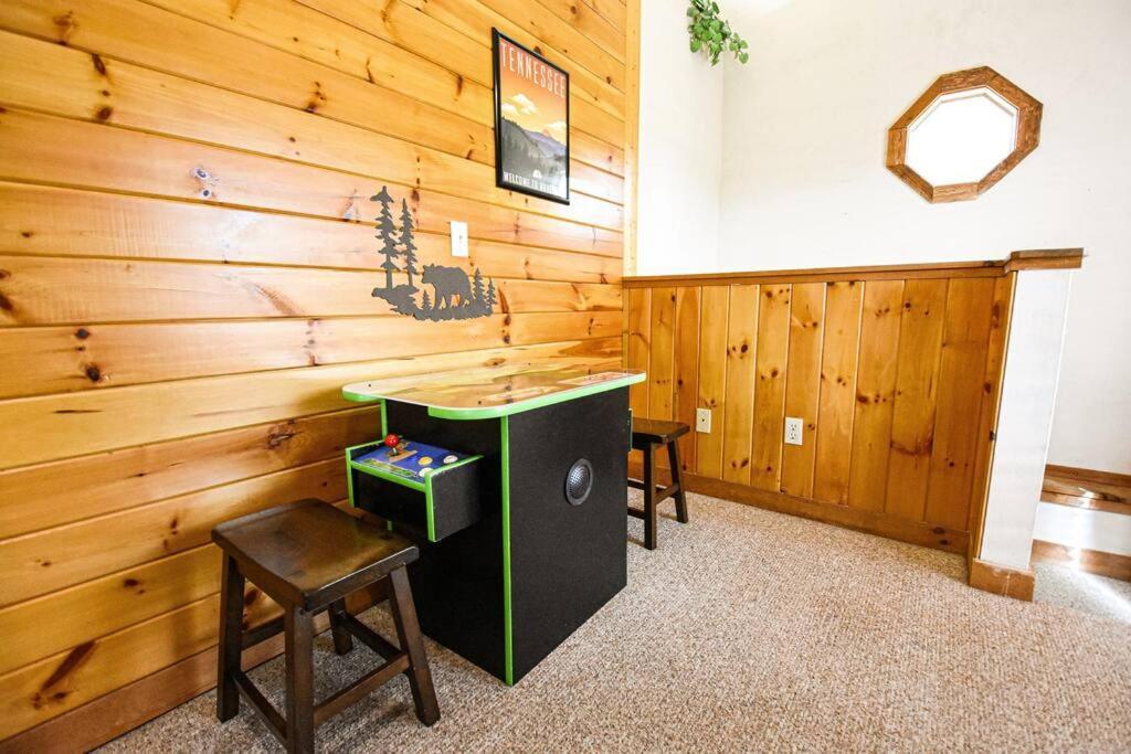 Four Private Suites - Hot Tub - Arcade - Fast Wi-Fi - One Minute To Parkway Fun Pigeon Forge Exterior foto