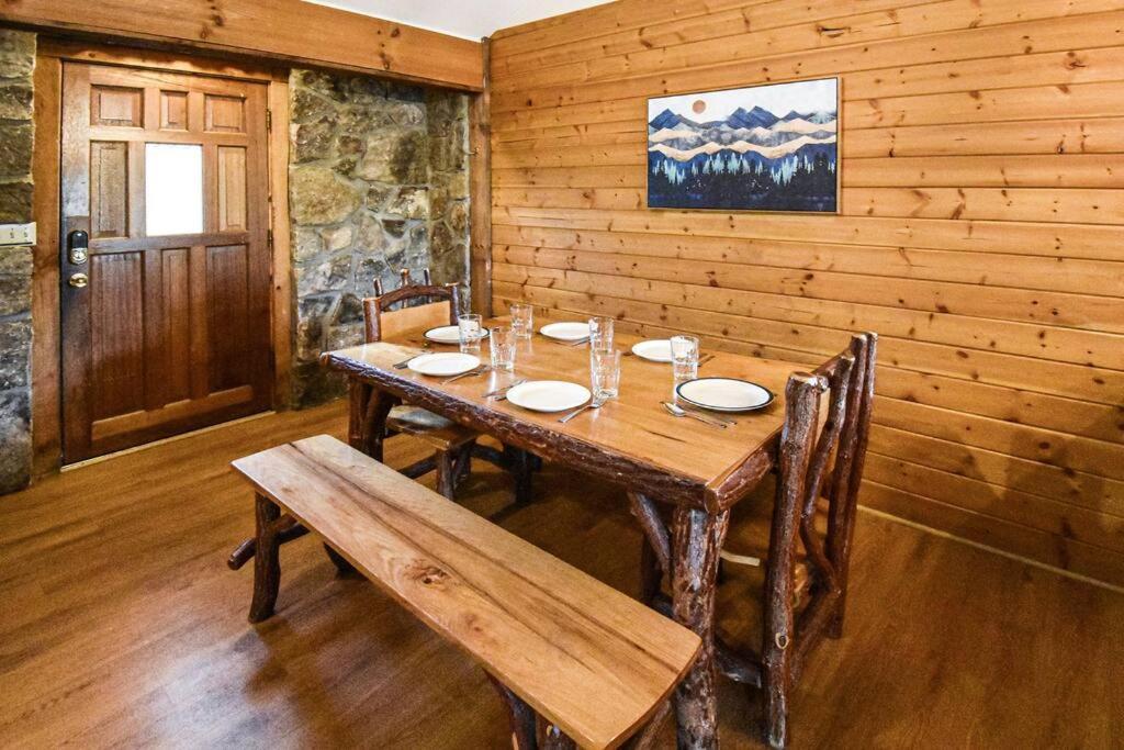 Four Private Suites - Hot Tub - Arcade - Fast Wi-Fi - One Minute To Parkway Fun Pigeon Forge Exterior foto
